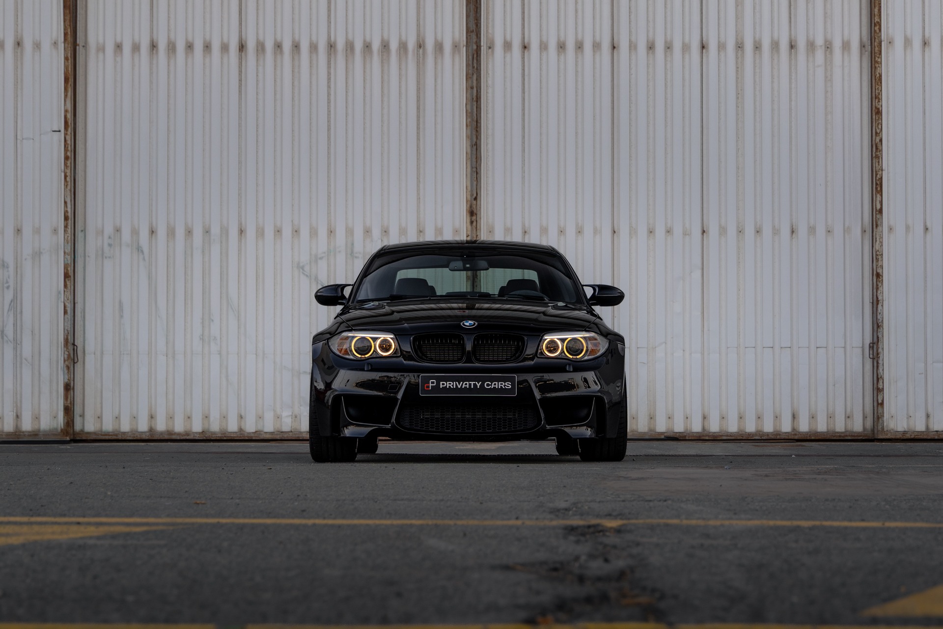 Shoot live – BMW – 1M – 2012 – Noir Saphirschwarz Metallic – 47 900 km – 340 ch – 6 cylindres en ligne bi-turbo – Transmission : Manuelle – Origine France – Privaty Cars – Spécialiste BMW d’occasion à 2 heures de Paris en TGV