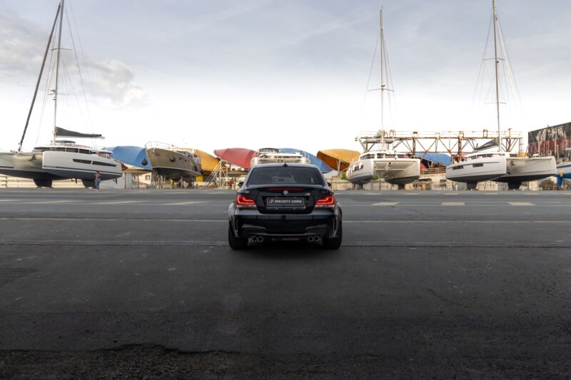 Shoot live – BMW – 1M – 2012 – Noir Saphirschwarz Metallic – 47 900 km – 340 ch – 6 cylindres en ligne bi-turbo – Transmission : Manuelle – Origine France – Privaty Cars – Rachat cash de voitures de sport d’occasion dans l’Ouest de la France