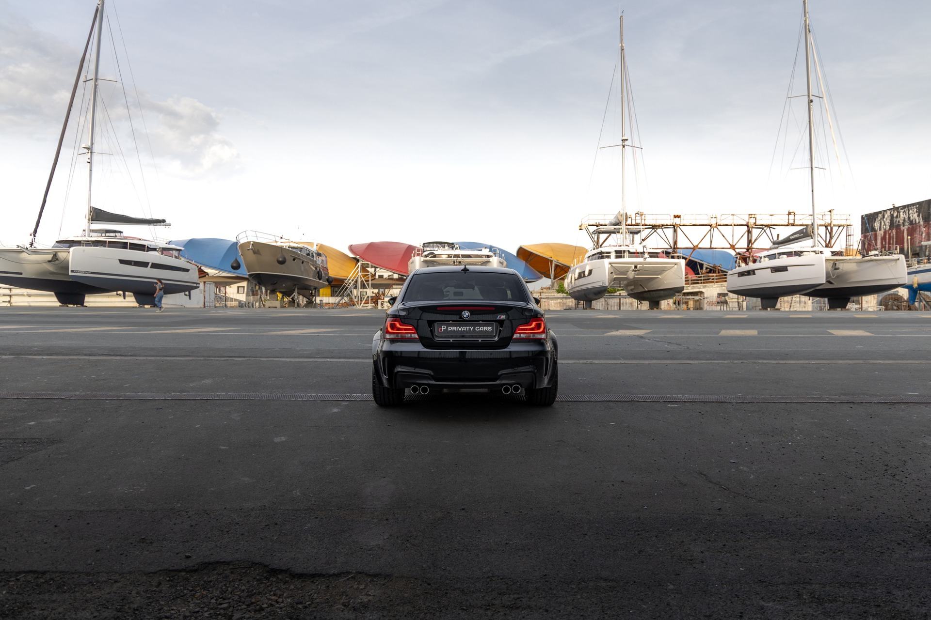 Shoot live – BMW – 1M – 2012 – Noir Saphirschwarz Metallic – 47 900 km – 340 ch – 6 cylindres en ligne bi-turbo – Transmission : Manuelle – Origine France – Privaty Cars – Rachat cash de voitures de sport d’occasion dans l’Ouest de la France