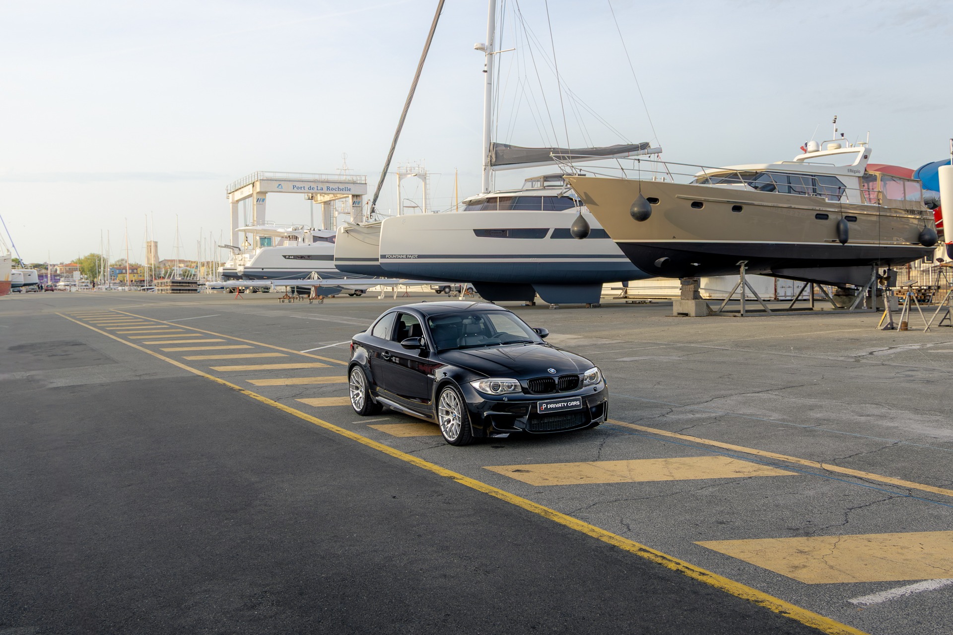 Shoot live – BMW – 1M – 2012 – Noir Saphirschwarz Metallic – 47 900 km – 340 ch – 6 cylindres en ligne bi-turbo – Transmission : Manuelle – Origine France – Privaty Cars – Achat et vente de véhicules BMW d’occasion à 2 heures de Paris en TGV