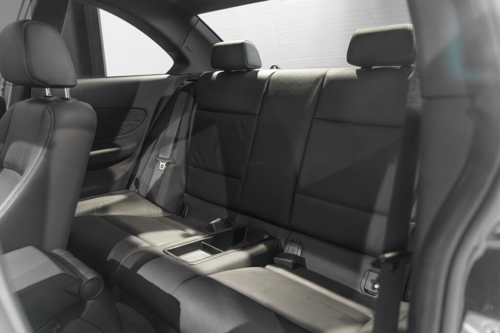 Sièges – BMW – 1M – 2012 – Noir Saphirschwarz Metallic – 47 900 km – 340 ch – 6 cylindres en ligne bi-turbo – Transmission : Manuelle – Origine France – Privaty Cars – Spécialiste des supercars d’occasion proche de Bordeaux