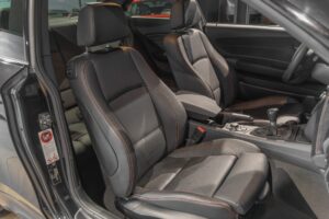 Sièges baquets en cuir – BMW – 1M – 2012 – Noir Saphirschwarz Metallic – 47 900 km – 340 ch – 6 cylindres en ligne bi-turbo – Transmission : Manuelle – Origine France – Privaty Cars – Mandat de vente pour automobiles de luxe à La Rochelle