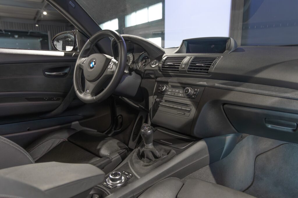 Tableau de bord – BMW – 1M – 2012 – Noir Saphirschwarz Metallic – 47 900 km – 340 ch – 6 cylindres en ligne bi-turbo – Transmission : Manuelle – Origine France – Privaty Cars – Mandat de vente pour automobiles de luxe proche de Nantes