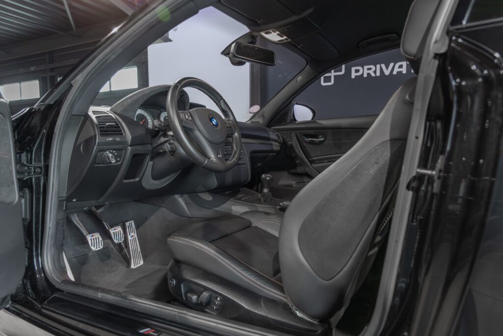 Sièges baquets en cuir – BMW – 1M – 2012 – Noir Saphirschwarz Metallic – 47 900 km – 340 ch – 6 cylindres en ligne bi-turbo – Transmission : Manuelle – Origine France – Privaty Cars – Véhicules de sport et de luxe d’occasion entre Bordeaux et Nantes