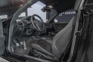 Sièges baquets en cuir – BMW – 1M – 2012 – Noir Saphirschwarz Metallic – 47 900 km – 340 ch – 6 cylindres en ligne bi-turbo – Transmission : Manuelle – Origine France – Privaty Cars – Véhicules de sport et de luxe d’occasion entre Bordeaux et Nantes