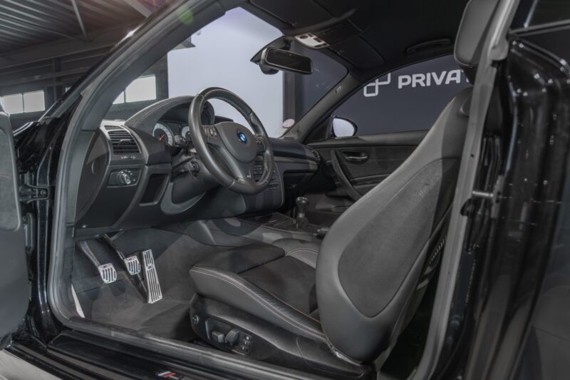 Sièges baquets en cuir – BMW – 1M – 2012 – Noir Saphirschwarz Metallic – 47 900 km – 340 ch – 6 cylindres en ligne bi-turbo – Transmission : Manuelle – Origine France – Privaty Cars – Véhicules de sport et de luxe d’occasion entre Bordeaux et Nantes