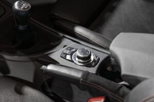 Console centrale avec commandes multimédia – BMW – 1M – 2012 – Noir Saphirschwarz Metallic – 47 900 km – 340 ch – 6 cylindres en ligne bi-turbo – Transmission : Manuelle – Origine France – Privaty Cars – Reprise cash de voitures de luxe sans obligation d’achat proche de Nantes