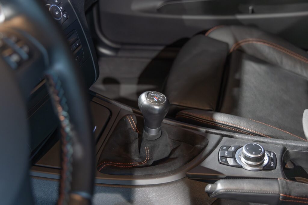 Levier de vitesses en cuir – BMW – 1M – 2012 – Noir Saphirschwarz Metallic – 47 900 km – 340 ch – 6 cylindres en ligne bi-turbo – Transmission : Manuelle – Origine France – Privaty Cars – Conciergerie automobile pour véhicules de sport proche de Nantes