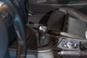 Levier de vitesses en cuir – BMW – 1M – 2012 – Noir Saphirschwarz Metallic – 47 900 km – 340 ch – 6 cylindres en ligne bi-turbo – Transmission : Manuelle – Origine France – Privaty Cars – Conciergerie automobile pour véhicules de sport proche de Nantes