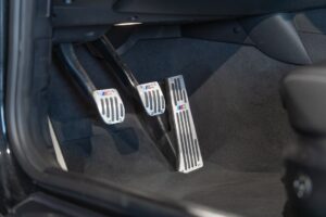 Pédales sport en aluminium – BMW – 1M – 2012 – Noir Saphirschwarz Metallic – 47 900 km – 340 ch – 6 cylindres en ligne bi-turbo – Transmission : Manuelle – Origine France – Privaty Cars – Rachat de Porsche et Ferrari d’occasion en Charente-Maritime