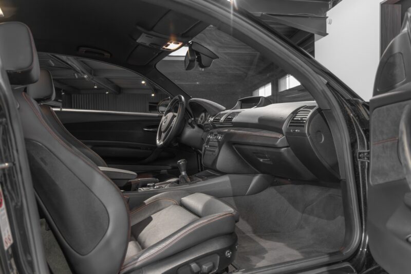 Tableau de bord – BMW – 1M – 2012 – Noir Saphirschwarz Metallic – 47 900 km – 340 ch – 6 cylindres en ligne bi-turbo – Transmission : Manuelle – Origine France – Privaty Cars – Spécialiste des voitures de luxe d’occasion en Nouvelle-Aquitaine
