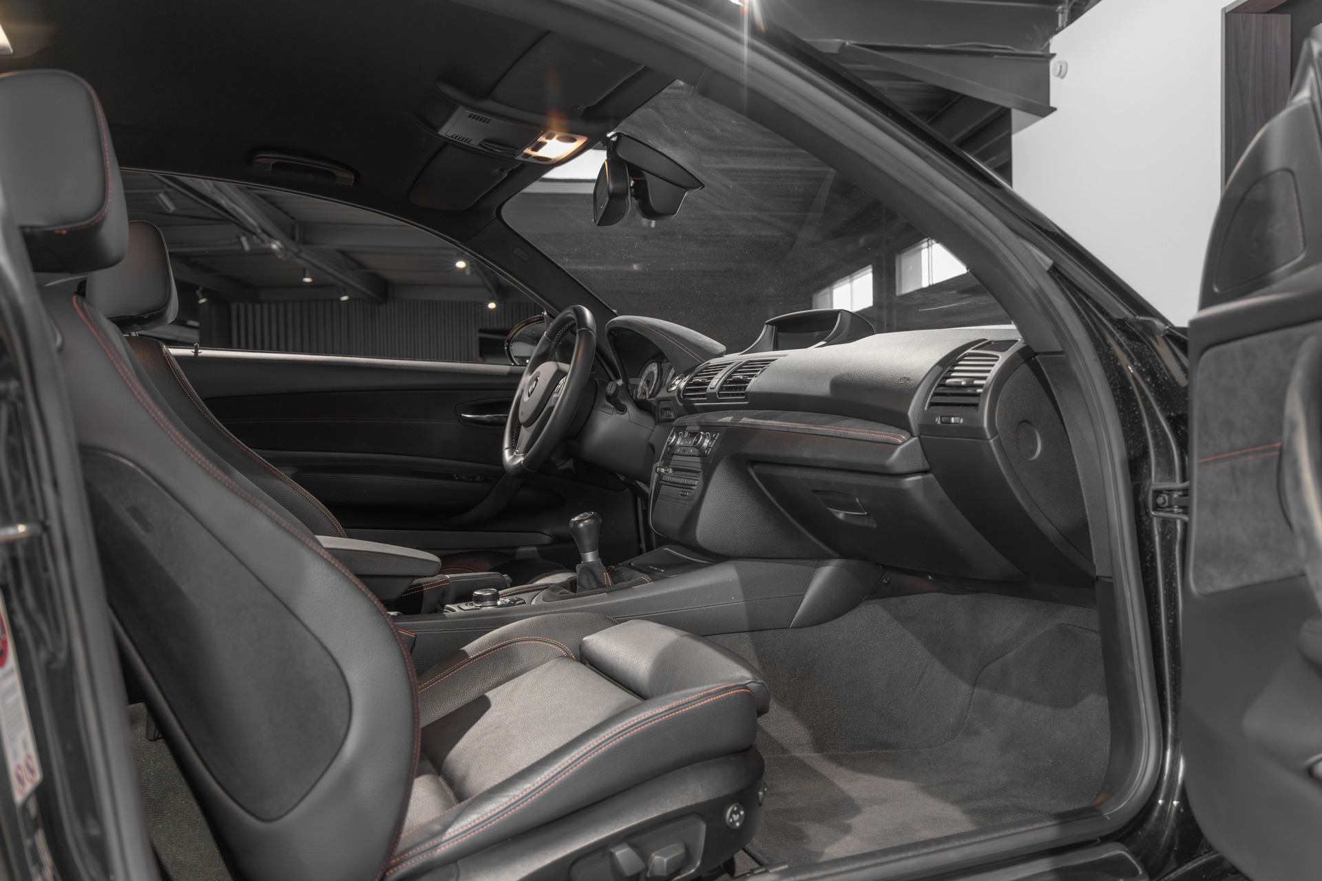 Tableau de bord – BMW – 1M – 2012 – Noir Saphirschwarz Metallic – 47 900 km – 340 ch – 6 cylindres en ligne bi-turbo – Transmission : Manuelle – Origine France – Privaty Cars – Spécialiste des voitures de luxe d’occasion en Nouvelle-Aquitaine