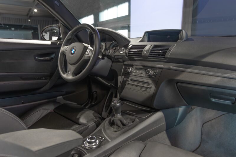 Tableau de bord – BMW – 1M – 2012 – Noir Saphirschwarz Metallic – 47 900 km – 340 ch – 6 cylindres en ligne bi-turbo – Transmission : Manuelle – Origine France – Privaty Cars – Spécialiste des voitures de luxe d’occasion dans l’Ouest de la France