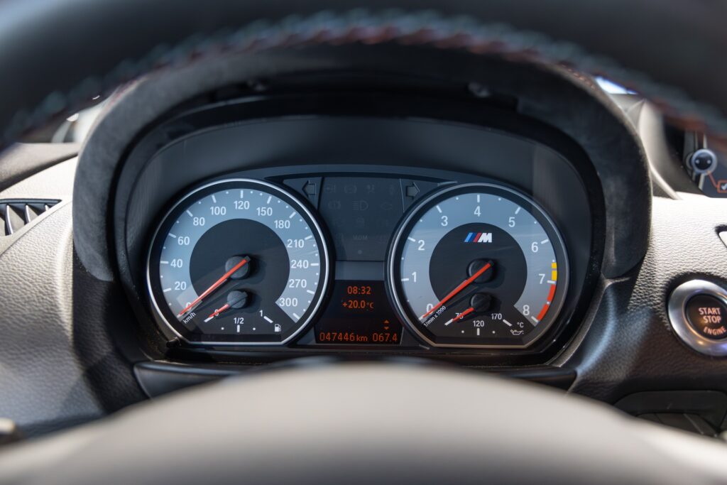 Tableau de bord avec compteurs ronds – BMW – 1M – 2012 – Noir Saphirschwarz Metallic – 47 900 km – 340 ch – 6 cylindres en ligne bi-turbo – Transmission : Manuelle – Origine France – Privaty Cars – Dépôt-vente sécurisé de véhicules de prestige proche de Bordeaux