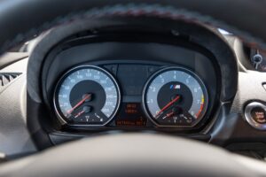 Tableau de bord avec compteurs ronds – BMW – 1M – 2012 – Noir Saphirschwarz Metallic – 47 900 km – 340 ch – 6 cylindres en ligne bi-turbo – Transmission : Manuelle – Origine France – Privaty Cars – Dépôt-vente sécurisé de véhicules de prestige proche de Bordeaux