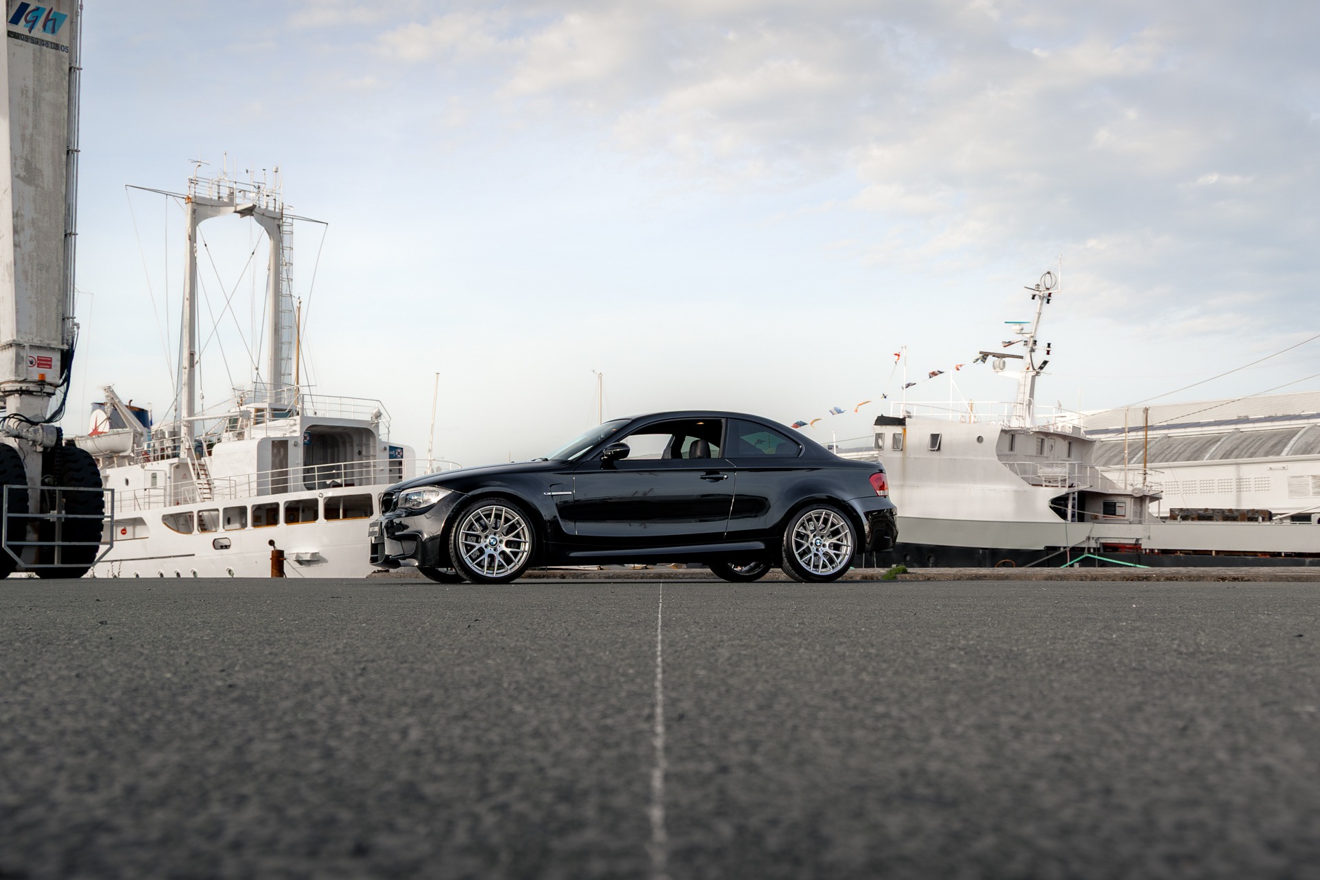 À vendre – BMW – 1M – 2012 – Noir Saphirschwarz Metallic – 47 900 km – 340 ch – 6 cylindres en ligne bi-turbo – Transmission : Manuelle – Vue principale – Origine France – Privaty Cars – Vente de voitures de prestige d’occasion proche de Bordeaux