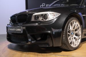À vendre – BMW – 1M – 2012 – Noir Saphirschwarz Metallic – 47 900 km – 340 ch – 6 cylindres en ligne bi-turbo – Transmission : Manuelle – Vue principale – Origine France – Privaty Cars – Rachat cash de voitures de sport d’occasion entre Bordeaux et Nantes
