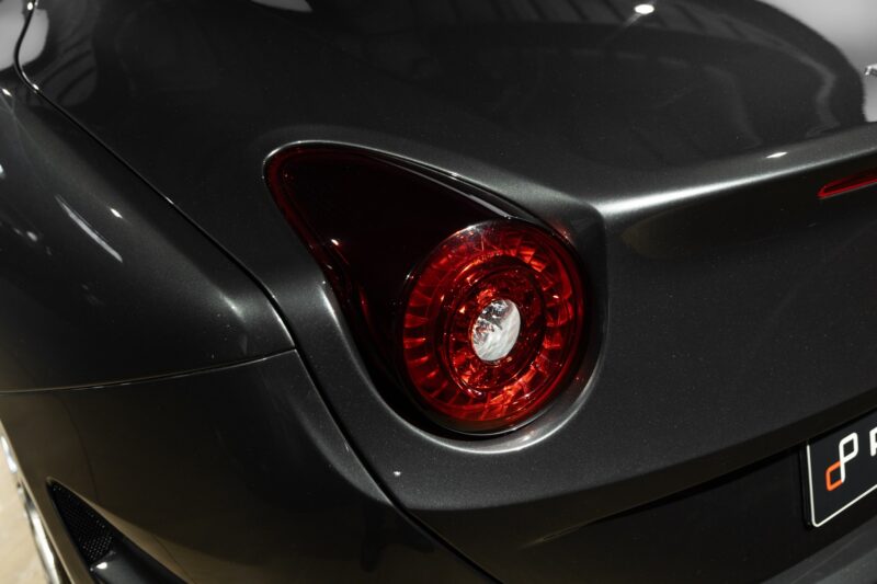 Carrosserie – FERRARI – California T – 2015 – Grigio Silverstone – 11 900 km – 560 ch – V8 bi-turbo – Transmission : Sequentielle – Origine France – Privaty Cars – Commerce de voitures de sport luxe et premium près de Niort