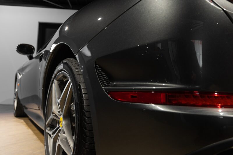 Carrosserie – FERRARI – California T – 2015 – Grigio Silverstone – 11 900 km – 560 ch – V8 bi-turbo – Transmission : Sequentielle – Origine France – Privaty Cars – Spécialiste des voitures de sport d’occasion entre Bordeaux et Nantes