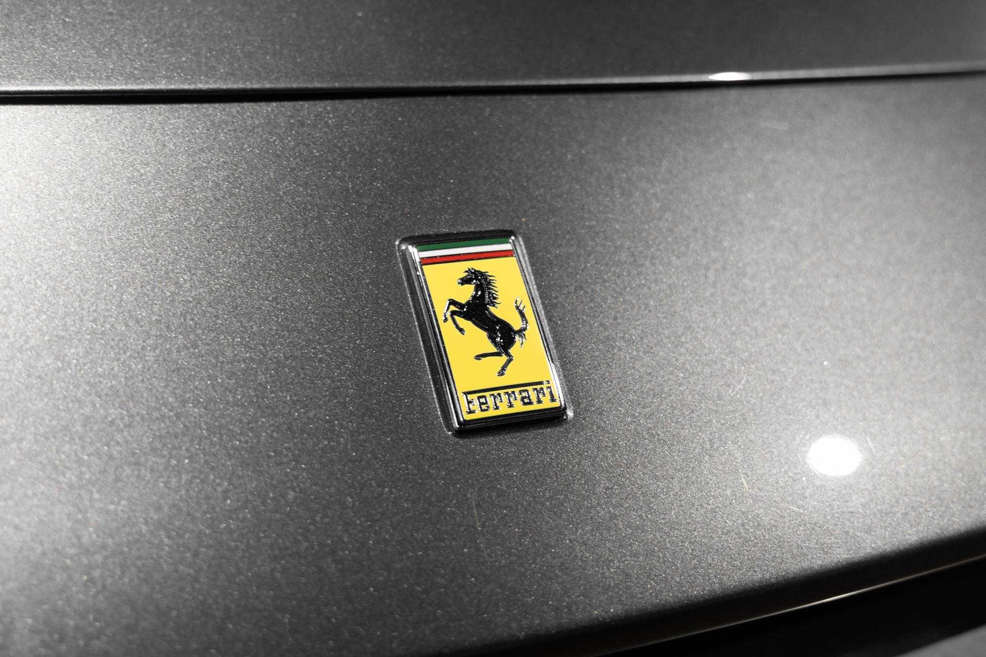Carrosserie – FERRARI – California T – 2015 – Grigio Silverstone – 11 900 km – 560 ch – V8 bi-turbo – Transmission : Sequentielle – Origine France – Privaty Cars – Spécialiste des voitures de sport d’occasion près de Poitiers