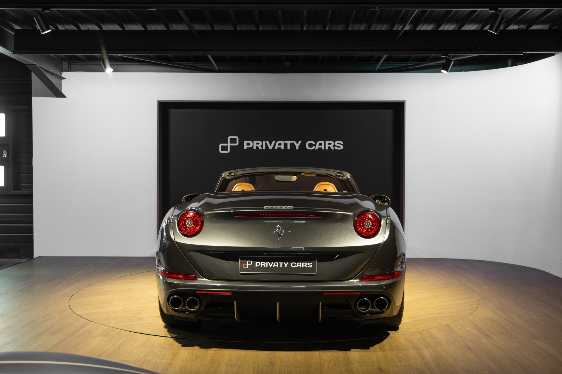 Extérieur – FERRARI – California T – 2015 – Grigio Silverstone – 11 900 km – 560 ch – V8 bi-turbo – Transmission : Sequentielle – Origine France – Privaty Cars – Dépôt-vente de voitures de sport et véhicules d’exception en Nouvelle-Aquitaine