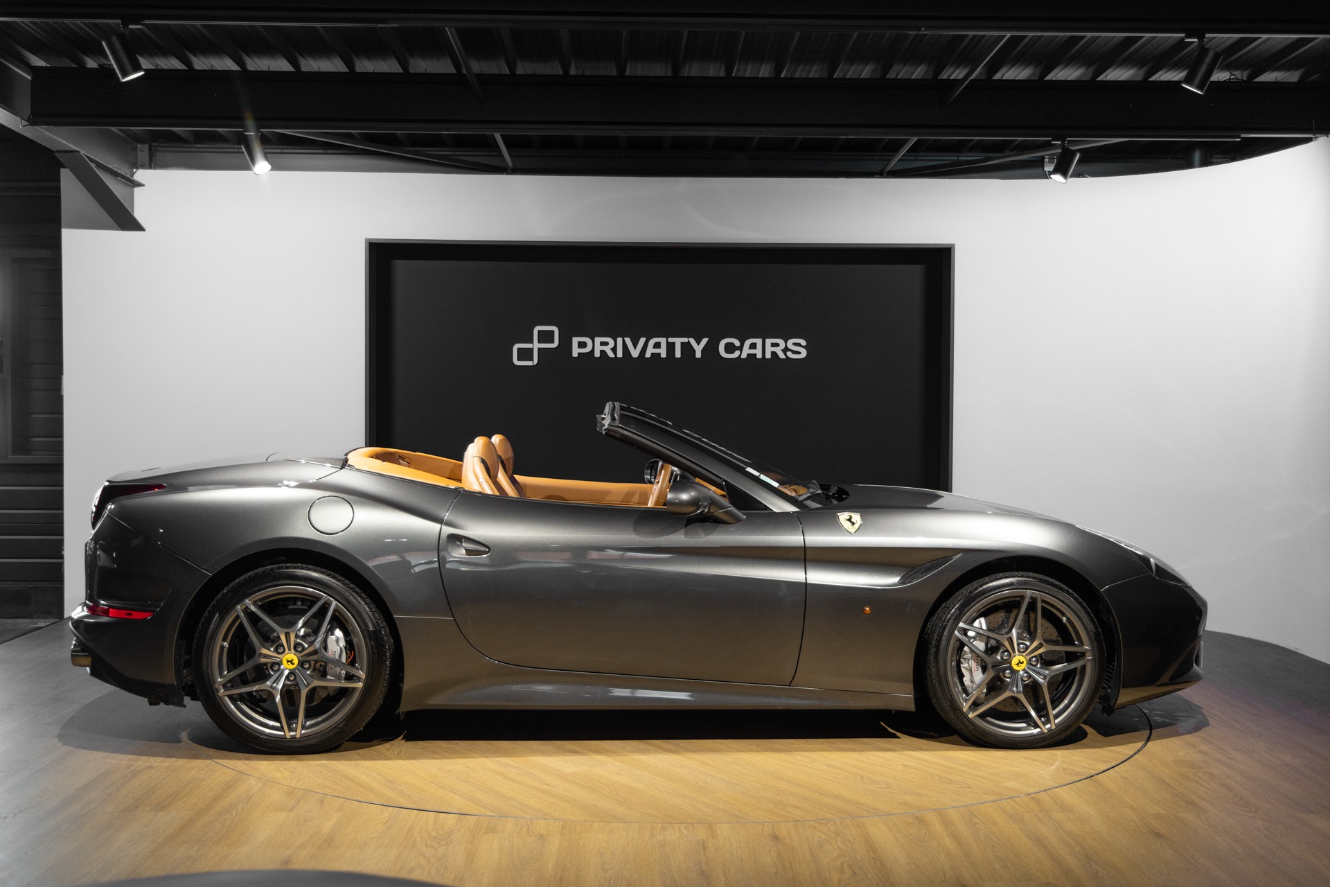 Extérieur – FERRARI – California T – 2015 – Grigio Silverstone – 11 900 km – 560 ch – V8 bi-turbo – Transmission : Sequentielle – Origine France – Privaty Cars – Recherche de supercars hors marché proche de Nantes