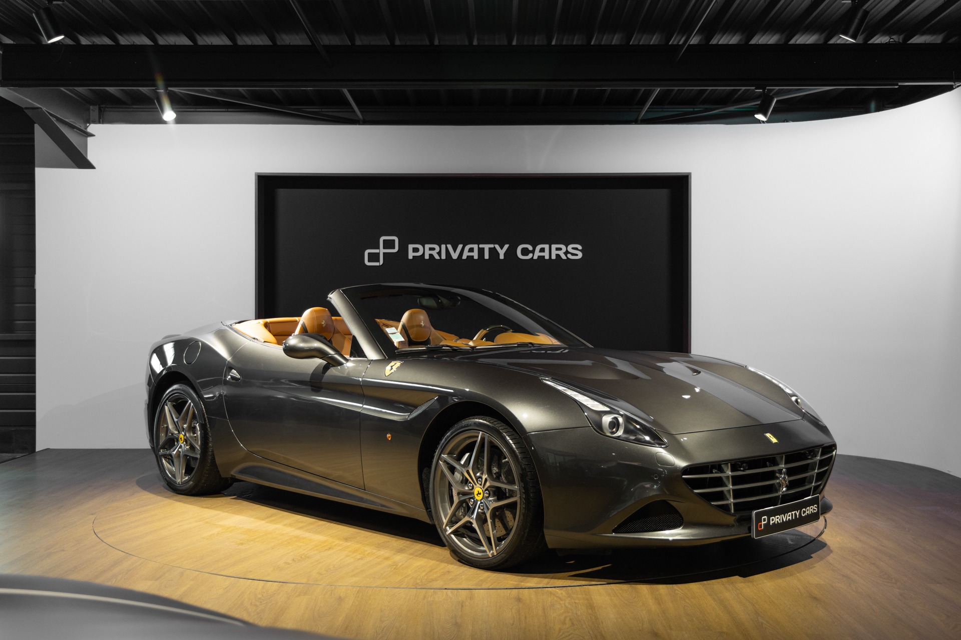 Extérieur – FERRARI – California T – 2015 – Grigio Silverstone – 11 900 km – 560 ch – V8 bi-turbo – Transmission : Sequentielle – Origine France – Privaty Cars – Achat et vente de voitures de luxe d’occasion dans l’Ouest de la France