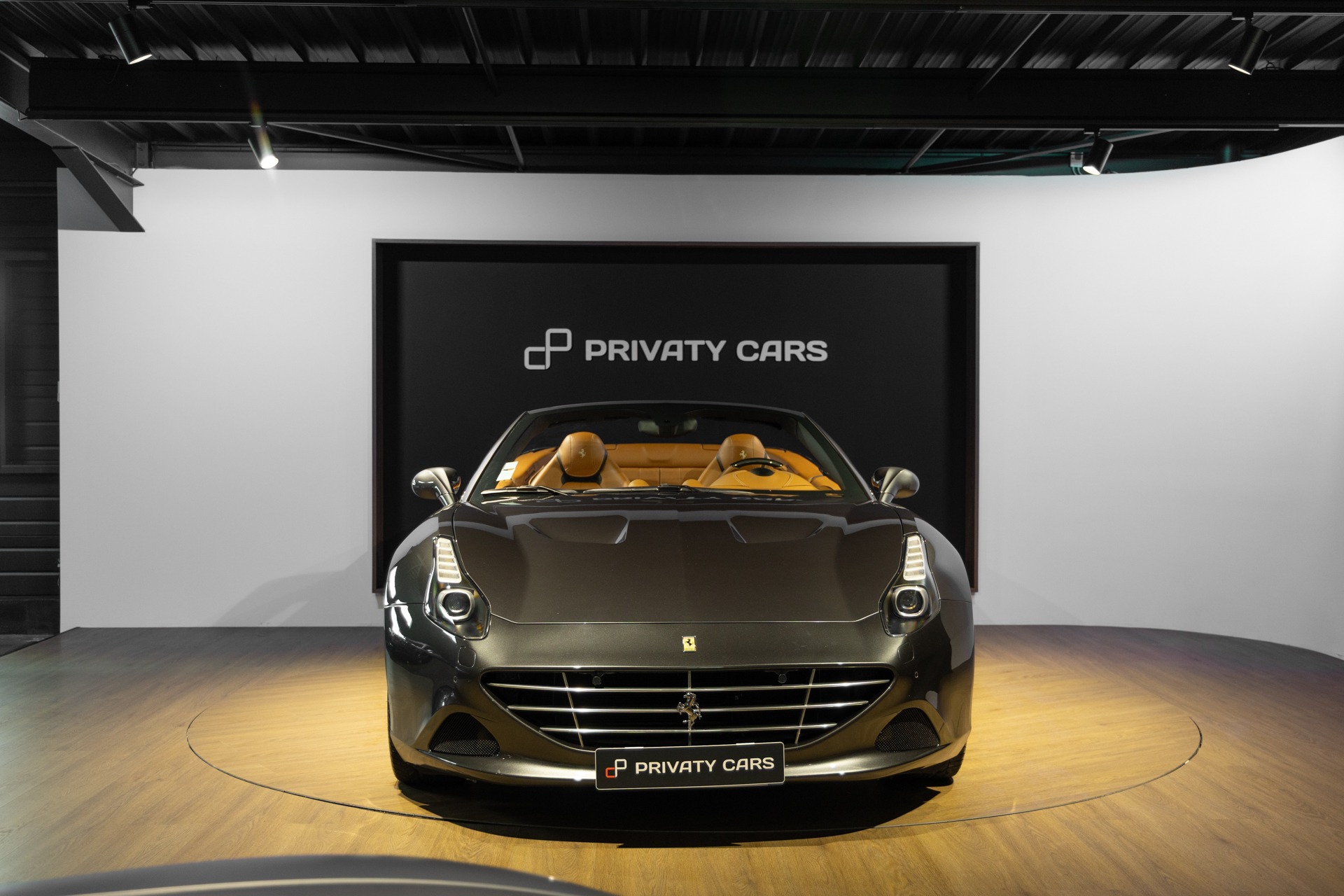 Extérieur – FERRARI – California T – 2015 – Grigio Silverstone – 11 900 km – 560 ch – V8 bi-turbo – Transmission : Sequentielle – Origine France – Privaty Cars – Négoce de véhicules GT et sportives d’exception dans l’Ouest de la France