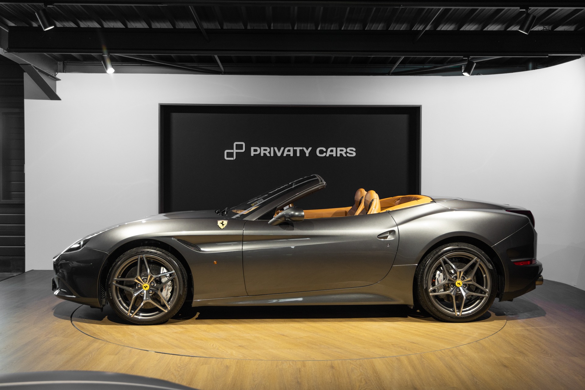 Extérieur – FERRARI – California T – 2015 – Grigio Silverstone – 11 900 km – 560 ch – V8 bi-turbo – Transmission : Sequentielle – Origine France – Privaty Cars – Vente de supercars d’occasion en Nouvelle-Aquitaine