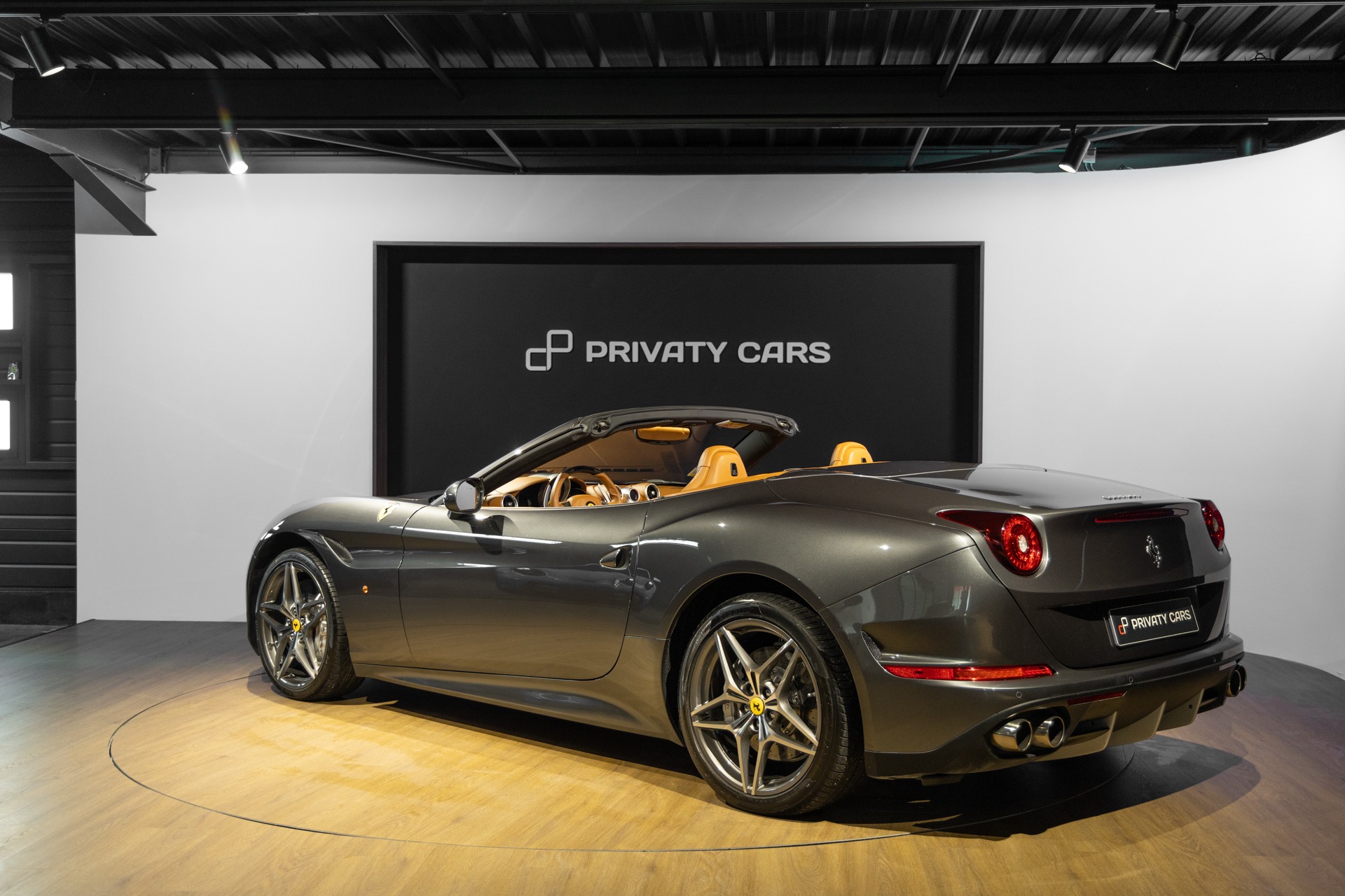 Extérieur – FERRARI – California T – 2015 – Grigio Silverstone – 11 900 km – 560 ch – V8 bi-turbo – Transmission : Sequentielle – Origine France – Privaty Cars – Spécialiste des voitures de sport d’occasion en Nouvelle-Aquitaine