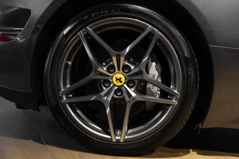 Jantes – FERRARI – California T – 2015 – Grigio Silverstone – 11 900 km – 560 ch – V8 bi-turbo – Transmission : Sequentielle – Origine France – Privaty Cars – Expert des modèles FERRARI à La Rochelle