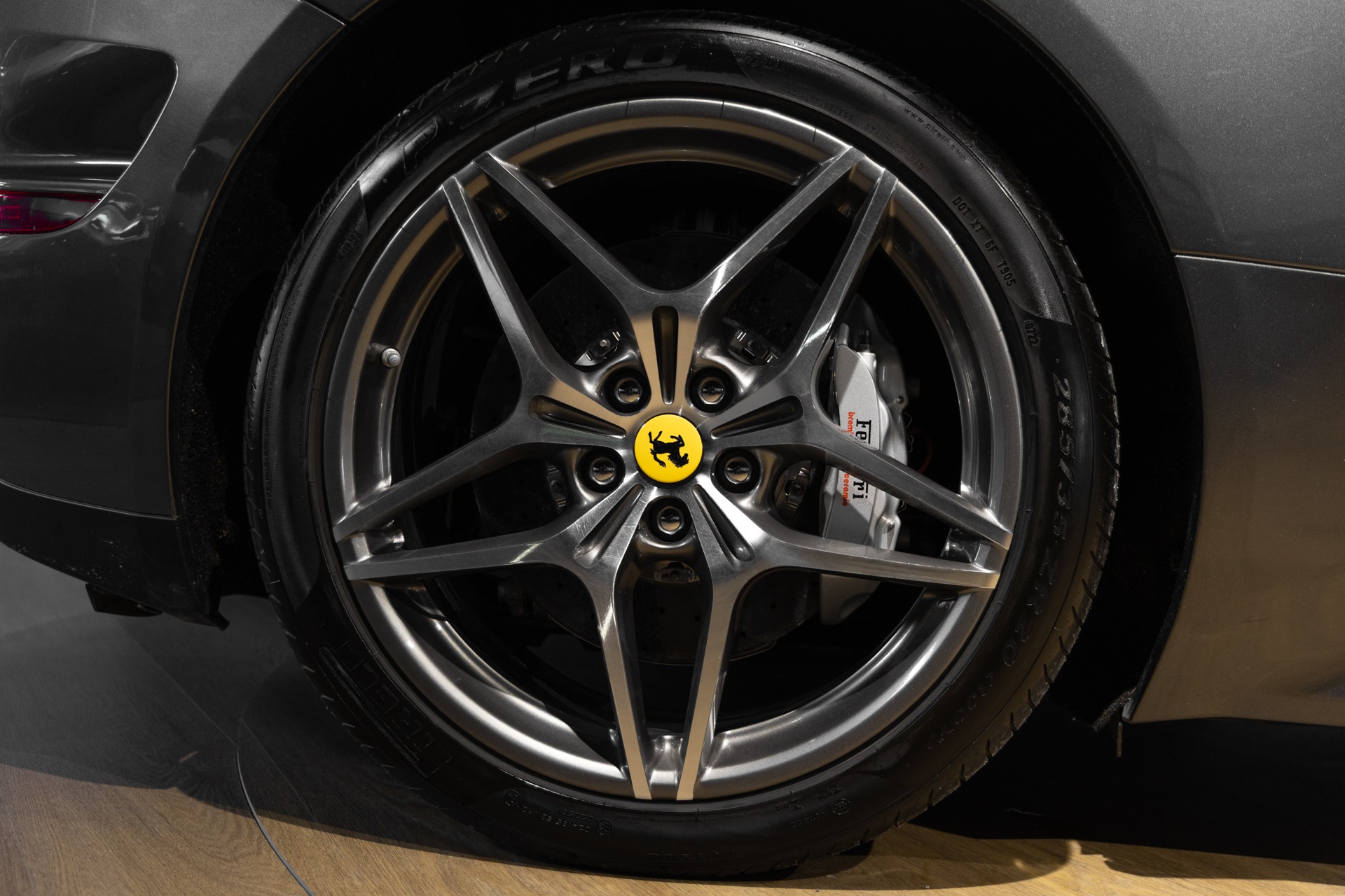 Jantes – FERRARI – California T – 2015 – Grigio Silverstone – 11 900 km – 560 ch – V8 bi-turbo – Transmission : Sequentielle – Origine France – Privaty Cars – Expert des modèles FERRARI à La Rochelle