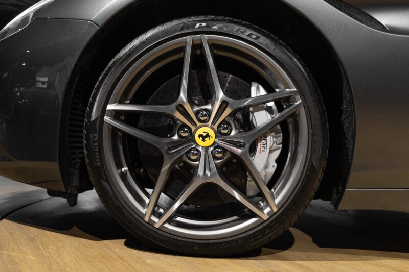 Jantes – FERRARI – California T – 2015 – Grigio Silverstone – 11 900 km – 560 ch – V8 bi-turbo – Transmission : Sequentielle – Origine France – Privaty Cars – Reprise cash de voitures de luxe sans obligation d’achat en Charente-Maritime