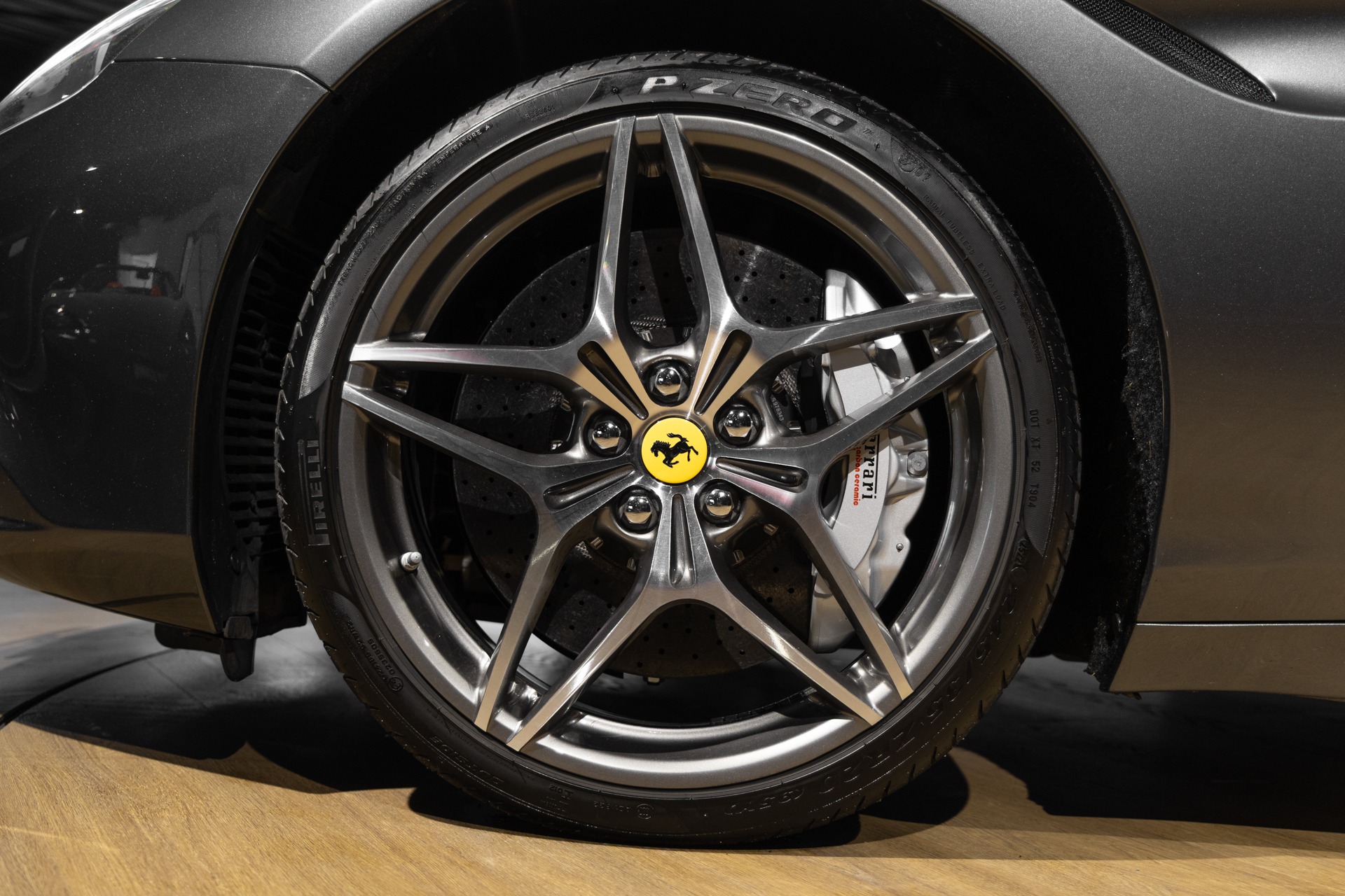 Jantes – FERRARI – California T – 2015 – Grigio Silverstone – 11 900 km – 560 ch – V8 bi-turbo – Transmission : Sequentielle – Origine France – Privaty Cars – Reprise cash de voitures de luxe sans obligation d’achat en Charente-Maritime