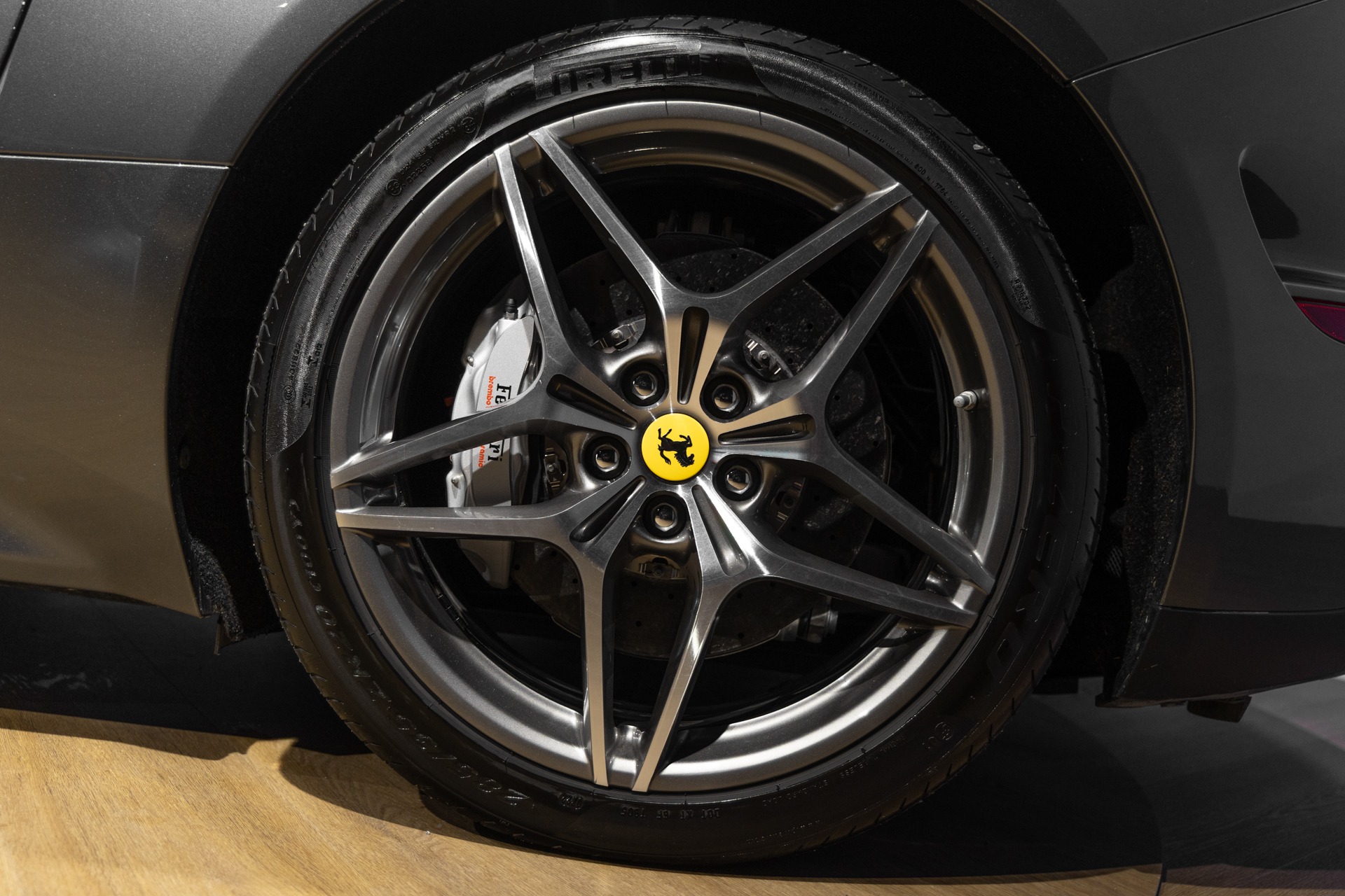 Jantes – FERRARI – California T – 2015 – Grigio Silverstone – 11 900 km – 560 ch – V8 bi-turbo – Transmission : Sequentielle – Origine France – Privaty Cars – Dépôt-vente sécurisé de véhicules de prestige proche de Bordeaux