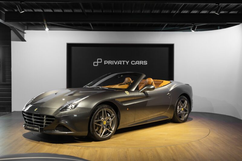À vendre – FERRARI – California T – 2015 – Grigio Silverstone – 11 900 km – 560 ch – V8 bi-turbo – Transmission : Sequentielle – Photo principale – Origine France – Privaty Cars – Spécialiste des supercars d’occasion proche de Bordeaux