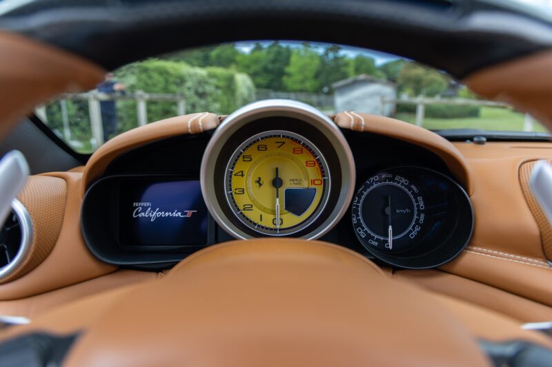 Shoot live – FERRARI – California T – 2015 – Grigio Silverstone – 11 900 km – 560 ch – V8 bi-turbo – Transmission : Sequentielle – Origine France – Privaty Cars – Véhicules de sport et de luxe d’occasion dans l’Ouest de la France