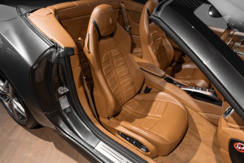 Sièges – FERRARI – California T – 2015 – Grigio Silverstone – 11 900 km – 560 ch – V8 bi-turbo – Transmission : Sequentielle – Origine France – Privaty Cars – Vente de véhicules d’investissement et de collection dans l’Ouest de la France