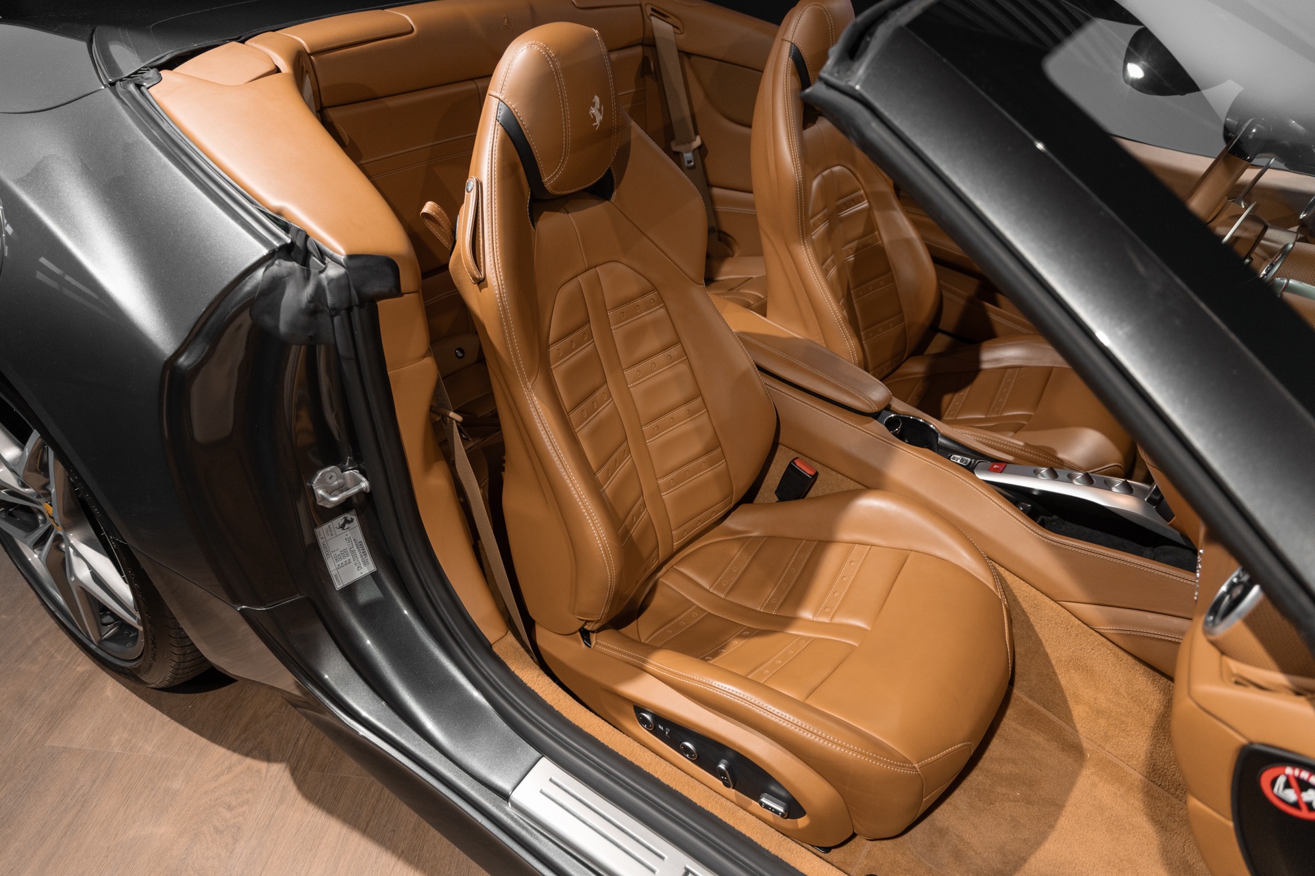 Sièges – FERRARI – California T – 2015 – Grigio Silverstone – 11 900 km – 560 ch – V8 bi-turbo – Transmission : Sequentielle – Origine France – Privaty Cars – Vente de véhicules d’investissement et de collection dans l’Ouest de la France