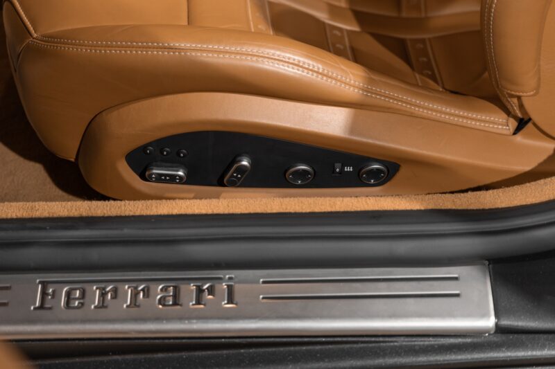 Sièges – FERRARI – California T – 2015 – Grigio Silverstone – 11 900 km – 560 ch – V8 bi-turbo – Transmission : Sequentielle – Origine France – Privaty Cars – Mandat de vente pour automobiles de luxe entre Bordeaux et Nantes