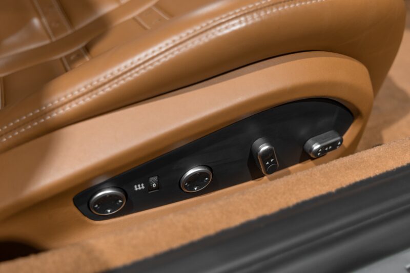 Sièges – FERRARI – California T – 2015 – Grigio Silverstone – 11 900 km – 560 ch – V8 bi-turbo – Transmission : Sequentielle – Origine France – Privaty Cars – Chasseur de voitures de sport sur mesure dans l’Ouest de la France