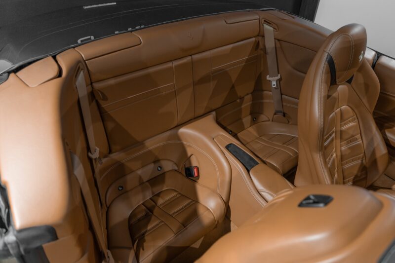 Sièges – FERRARI – California T – 2015 – Grigio Silverstone – 11 900 km – 560 ch – V8 bi-turbo – Transmission : Sequentielle – Origine France – Privaty Cars – Négoce de véhicules GT et sportives d’exception entre Bordeaux et Nantes