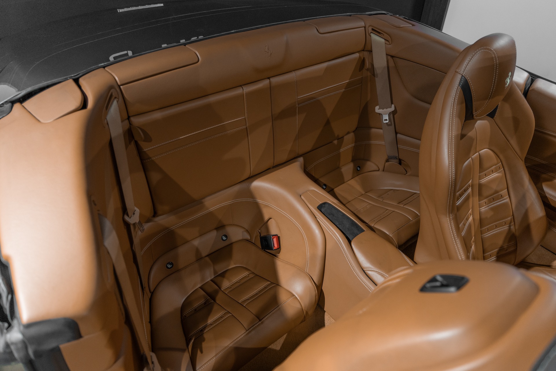 Sièges – FERRARI – California T – 2015 – Grigio Silverstone – 11 900 km – 560 ch – V8 bi-turbo – Transmission : Sequentielle – Origine France – Privaty Cars – Négoce de véhicules GT et sportives d’exception entre Bordeaux et Nantes
