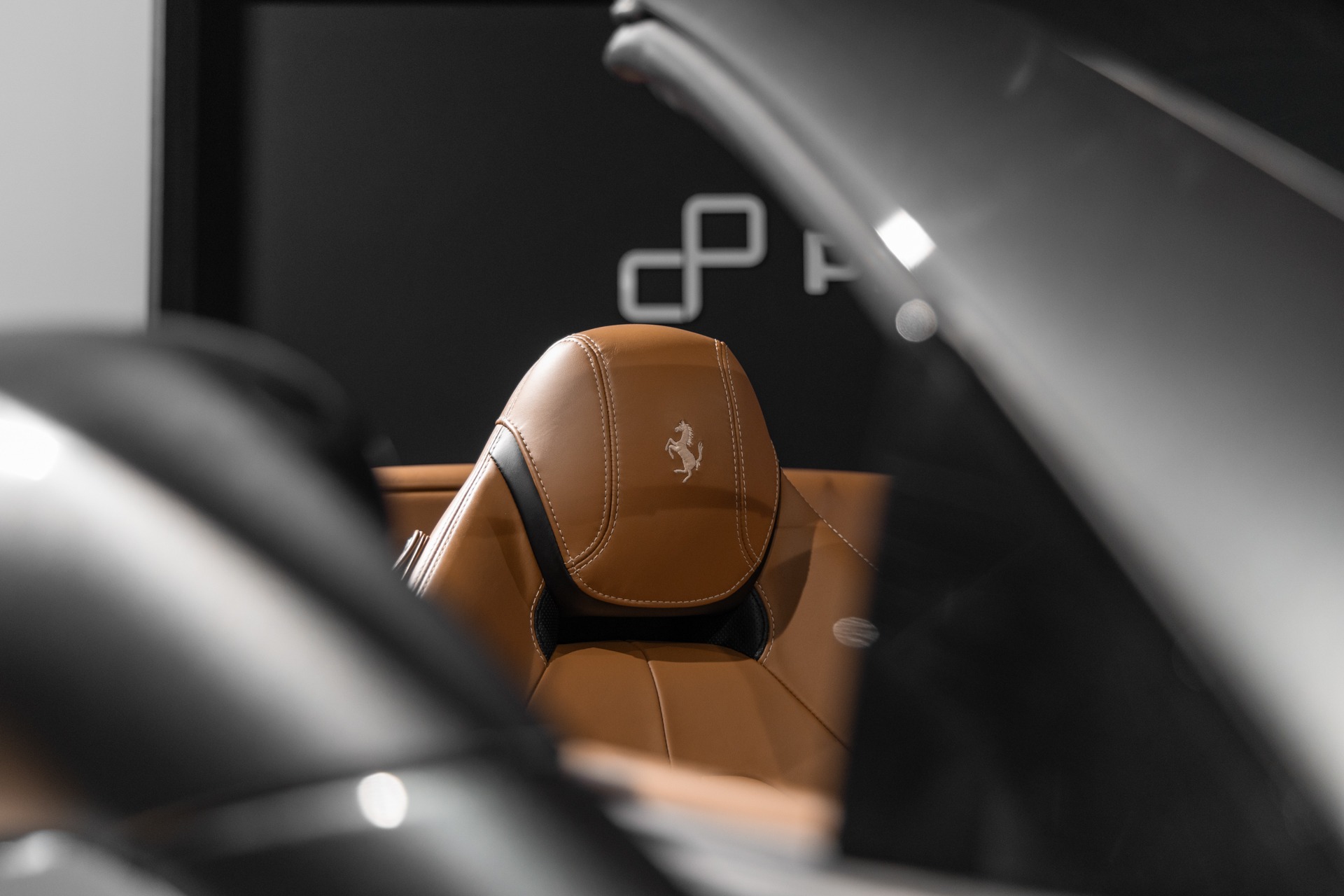 Sièges – FERRARI – California T – 2015 – Grigio Silverstone – 11 900 km – 560 ch – V8 bi-turbo – Transmission : Sequentielle – Origine France – Privaty Cars – Courtage automobile FERRARI en Nouvelle-Aquitaine