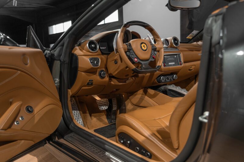 Tableau de bord – FERRARI – California T – 2015 – Grigio Silverstone – 11 900 km – 560 ch – V8 bi-turbo – Transmission : Sequentielle – Origine France – Privaty Cars – Expert des sportives d’occasion haut de gamme en Nouvelle-Aquitaine