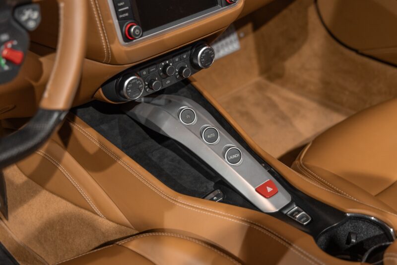 Tableau de bord – FERRARI – California T – 2015 – Grigio Silverstone – 11 900 km – 560 ch – V8 bi-turbo – Transmission : Sequentielle – Origine France – Privaty Cars – Vente de voitures de sport d’occasion en Charente-Maritime