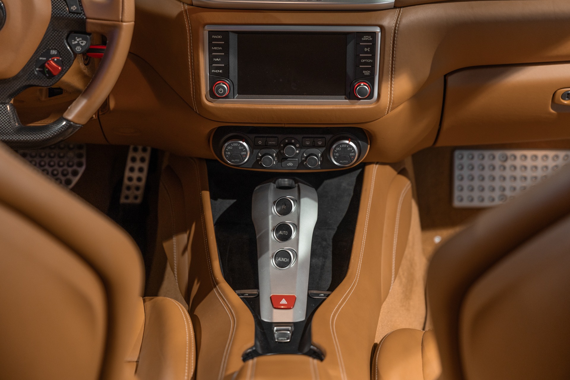Tableau de bord – FERRARI – California T – 2015 – Grigio Silverstone – 11 900 km – 560 ch – V8 bi-turbo – Transmission : Sequentielle – Origine France – Privaty Cars – Achat et vente de supercars d’occasion en Charente-Maritime