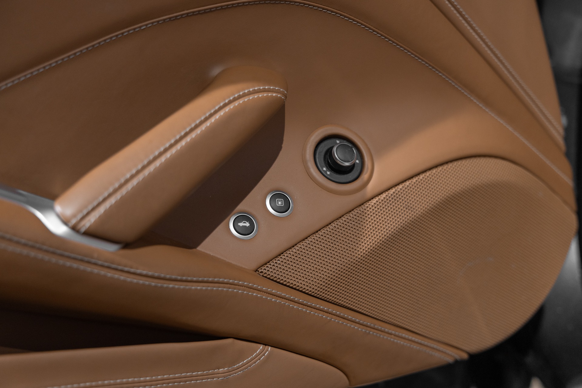 Tableau de bord – FERRARI – California T – 2015 – Grigio Silverstone – 11 900 km – 560 ch – V8 bi-turbo – Transmission : Sequentielle – Origine France – Privaty Cars – Commerce de voitures de sport luxe et premium près de Niort