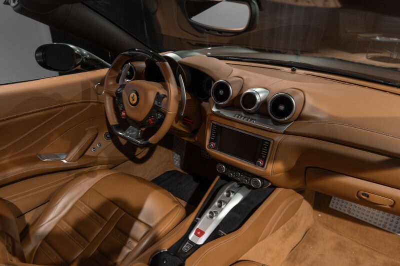 Tableau de bord – FERRARI – California T – 2015 – Grigio Silverstone – 11 900 km – 560 ch – V8 bi-turbo – Transmission : Sequentielle – Origine France – Privaty Cars – Courtage automobile pour véhicules exclusifs en Charente-Maritime