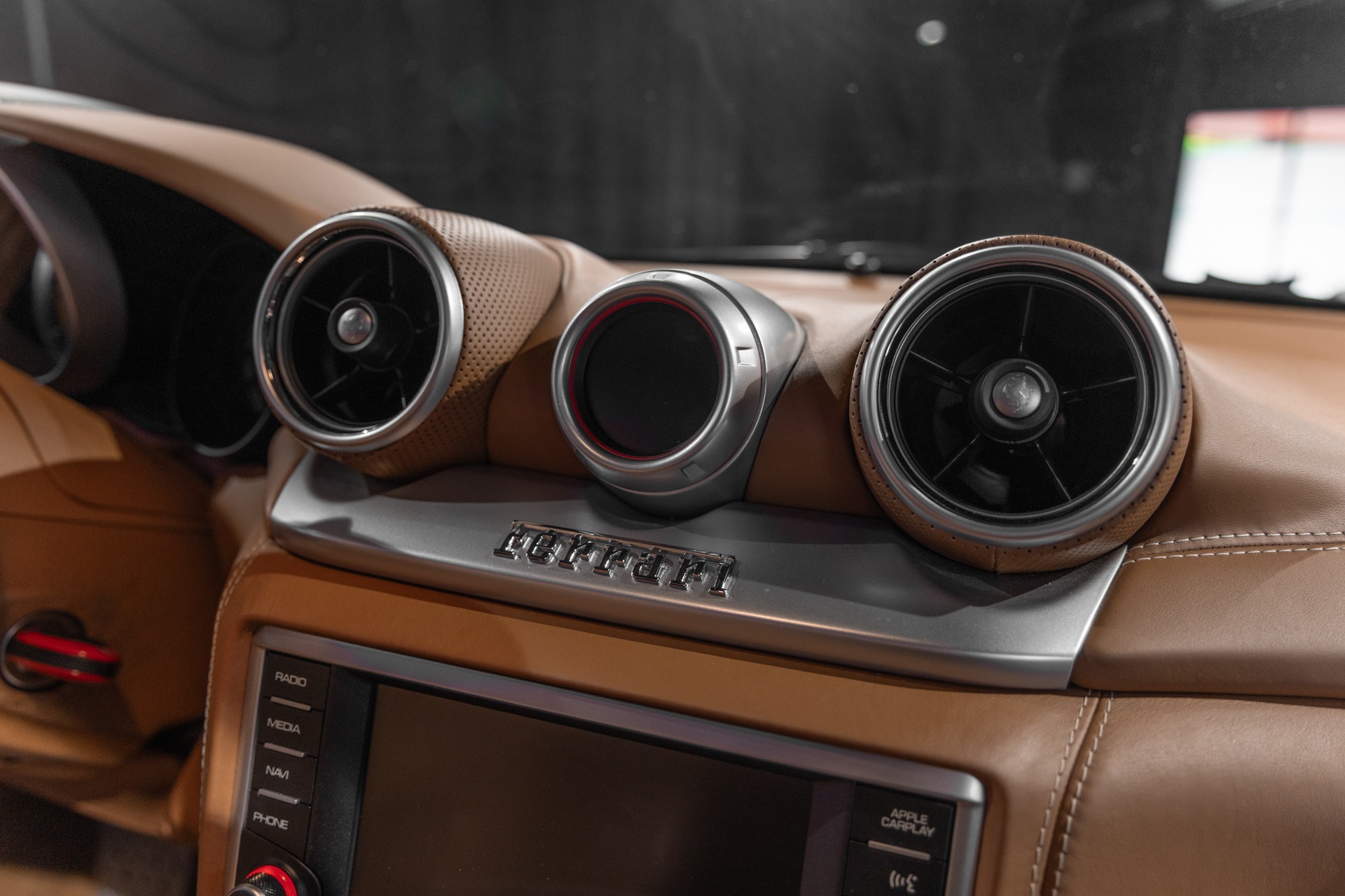 Tableau de bord – FERRARI – California T – 2015 – Grigio Silverstone – 11 900 km – 560 ch – V8 bi-turbo – Transmission : Sequentielle – Origine France – Privaty Cars – Expertise et vente de modèles Super Sport entre Bordeaux et Nantes